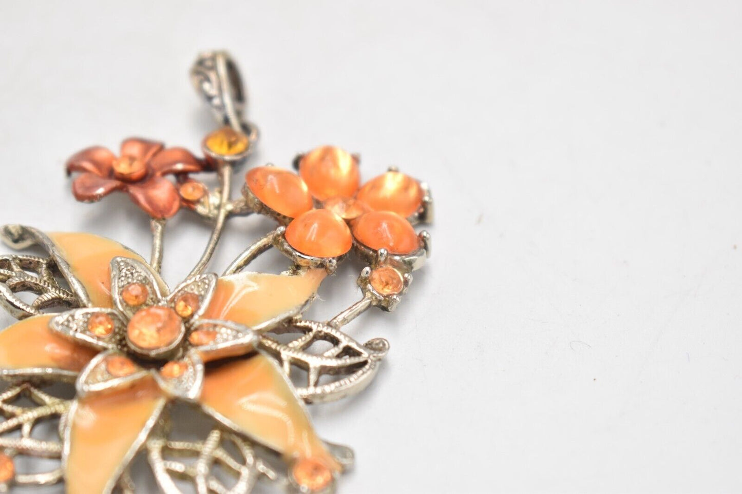 Elegant Floral Necklace Pendant – Enamel & Crystal Flower Design